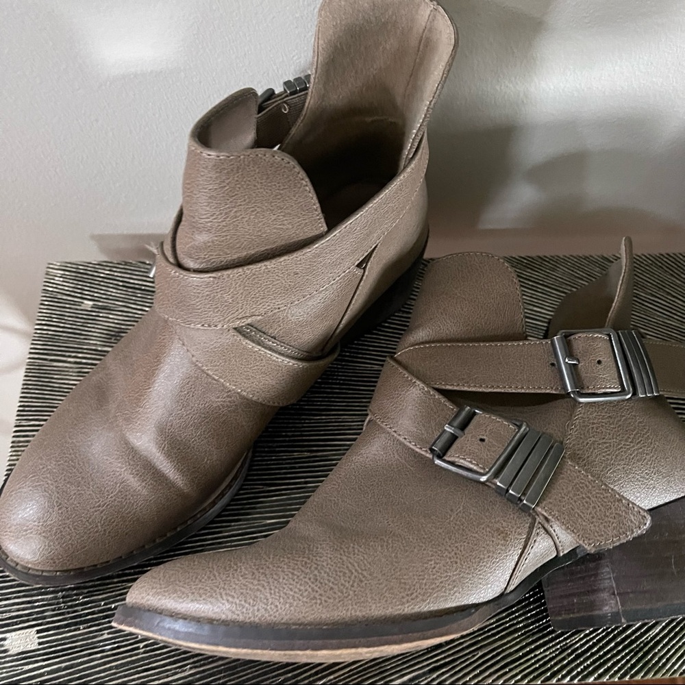 Ladies Breckelles double strap rounded toe booties boots brown size 9 dessert‎